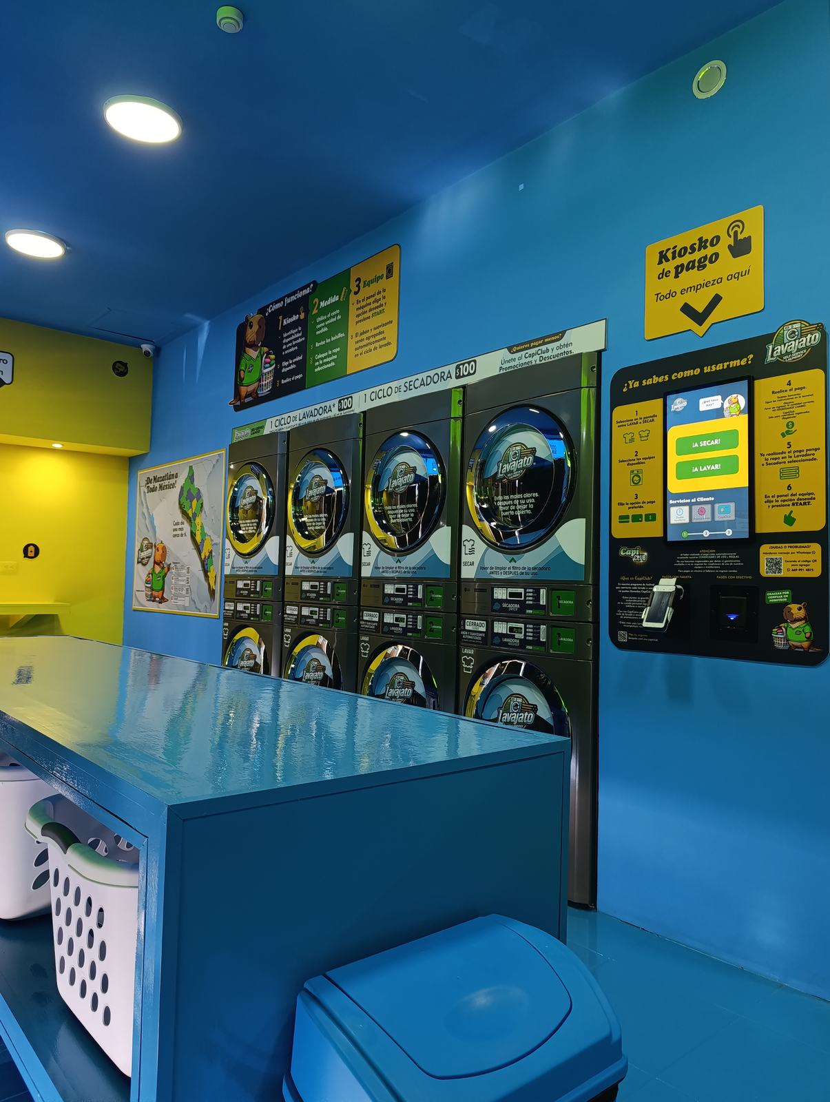 Interior moderno y automatizado de Lavajato